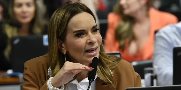 Mídia nacional destaca que senador Aziz cobra saída de Daniella Ribeiro da primeira secretaria do Senado