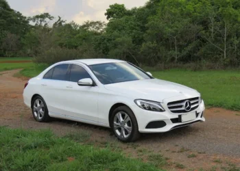Blogueira é detida dirigindo carro de luxo sem documentação e com substância análoga à maconha em JP