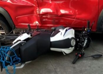 Colisão entre carro e moto deixa uma pessoa ferida na Avenida Epitácio Pessoa