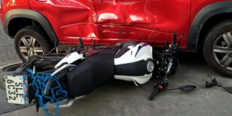 Colisão entre carro e moto deixa uma pessoa ferida na Avenida Epitácio Pessoa