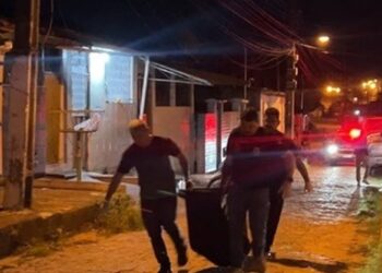 Homem é assassinado com mais de 20 tiros na calçada de casa, em João Pessoa