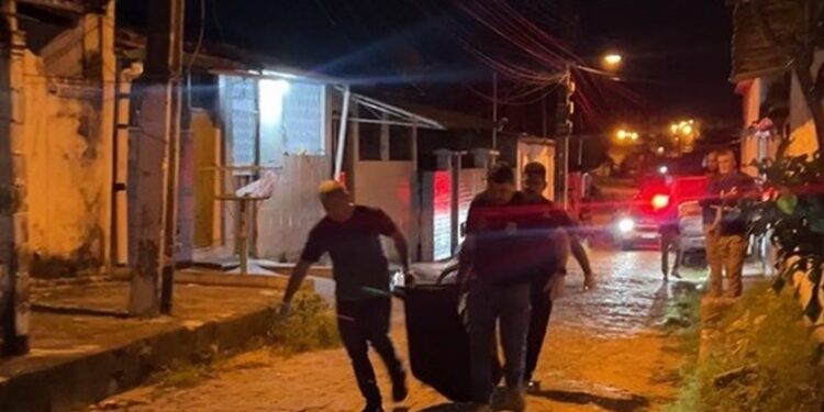 Homem é assassinado com mais de 20 tiros na calçada de casa, em João Pessoa