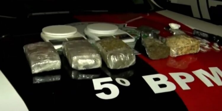 Homem é preso e drogas são apreendidas durante operação no bairro Gramame, em João Pessoa