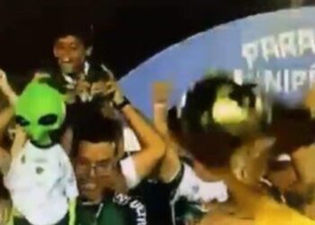 Troféu do Campeonato Paraibano desmonta e cai durante comemoração do Sousa; veja o momento
