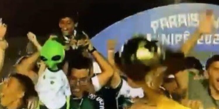 Troféu do Campeonato Paraibano desmonta e cai durante comemoração do Sousa; veja o momento