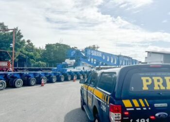 Escolta de transformador de energia eólica de 250 toneladas chega à Paraíba