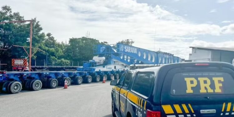 Escolta de transformador de energia eólica de 250 toneladas chega à Paraíba