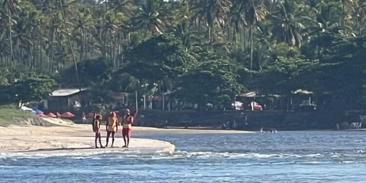 Corpo de Bombeiros retomam buscas por turista desaparecido na Praia de Coqueirinho