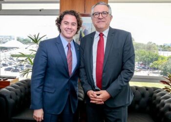 Ministro da Saúde Alexandre Padilha anuncia a Veneziano a destinação de mais 14 ambulâncias do SAMU para a Paraíba