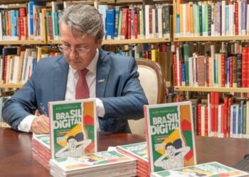 Paraibano lança livro com análise inédita sobre polarização digital e política em JP
