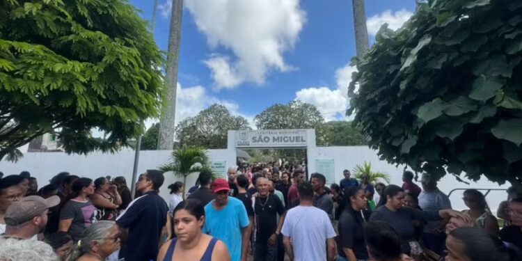 Comoção marca sepultamento de jovens vítimas de acidente com ônibus escolar em Pilões