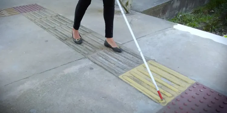 Concurso pioneiro lança edital para produção de bengalas inteligentes; entenda como funcionará