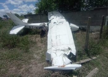 Avião de pequeno porte cai no distrito de São José da Mata, em Campina