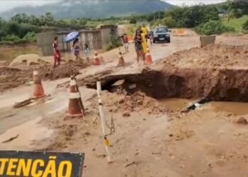 Chuva intensa destrói estrada em construção na rodovia PB-394 em Cajazeiras