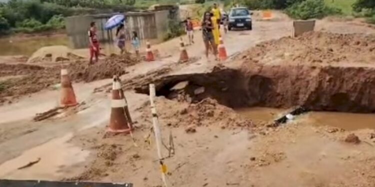 Chuva intensa destrói estrada em construção na rodovia PB-394 em Cajazeiras