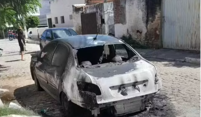 Homem condenado por estupro é alvo de tiros e tem carro incendiado no Sertão