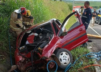 Acidente na BR-101: carro bate em árvore e deixa duas pessoas feridas na BR-101