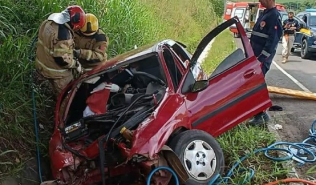 Acidente na BR-101: carro bate em árvore e deixa duas pessoas feridas na BR-101