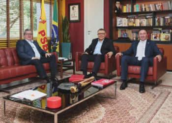 Governador é recebido por presidente do PSB em Brasília e prepara voo para o Senado