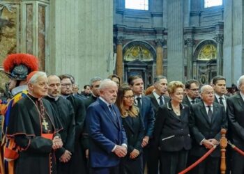 Hugo Motta e autoridades brasileiras acompanham Lula no velório do Papa Francisco no Vaticano