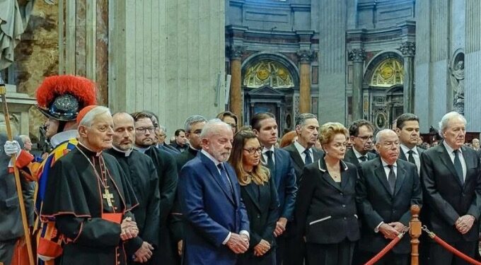 Hugo Motta e autoridades brasileiras acompanham Lula no velório do Papa Francisco no Vaticano