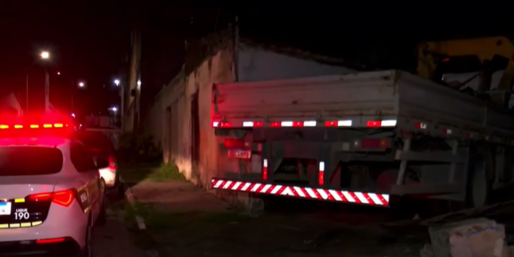 Motorista não consegue frear e caminhão desgovernado colide em oficina na capital