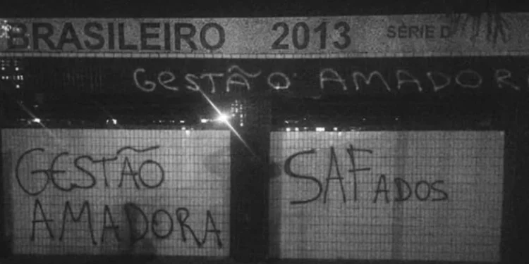 Entrada do CT do Belo é pichada após anúncio do preço dos ingressos