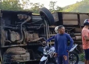 Corpos de jovens vítimas de acidente de ônibus são velados em ginásio na Paraíba