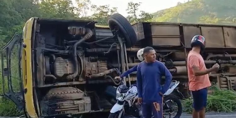 Corpos de jovens vítimas de acidente de ônibus são velados em ginásio na Paraíba