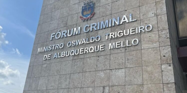 Policial que atirou em vizinho é mantido preso após audiência de custódia na capital