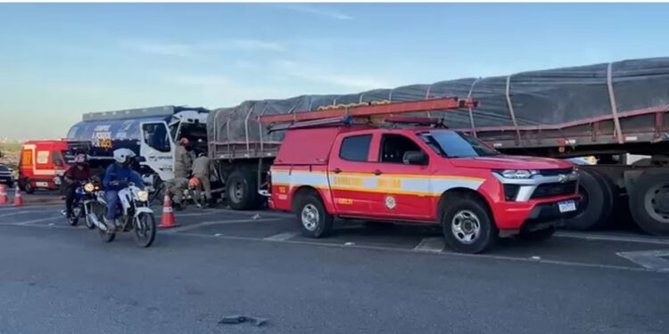 Acidente entre caminhão e carreta, na Grande João Pessoa, deixa uma pessoa ferida