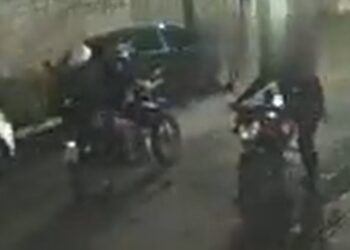 Jovem é assassinado a tiros em JP; morte foi registrada por câmera de segurança