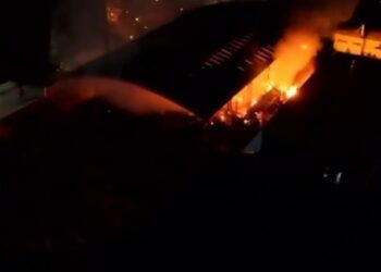Equipes do Corpo de Bombeiros são acionadas para conter grande incêndio em galpão na cidade de São Bento