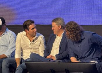 Foto de conversa distraída entre Hugo, Vené e Efraim causa repercussão nos bastidores da política na PB