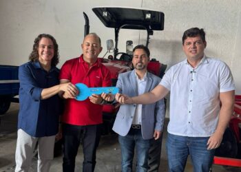 Ao lado do deputado Taciano Diniz, Veneziano entrega máquinas agrícolas para beneficiar a agricultura familiar no Vale do Piancó