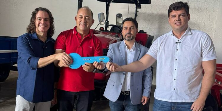 Ao lado do deputado Taciano Diniz, Veneziano entrega máquinas agrícolas para beneficiar a agricultura familiar no Vale do Piancó