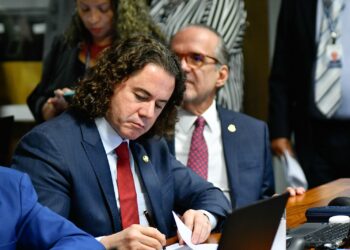 PEC de Veneziano que inclui guardas municipais e agentes de trânsito na segurança pública inicia rito de aprovação  