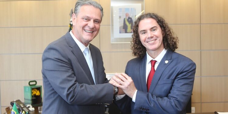 Em audiência com o Ministro da Agricultura e Pecuária, Veneziano encaminha solicitações de investimentos em cidades da Paraíba