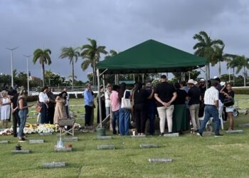 Corpo do cantor e compositor Antônio Barros é sepultado em João Pessoa
