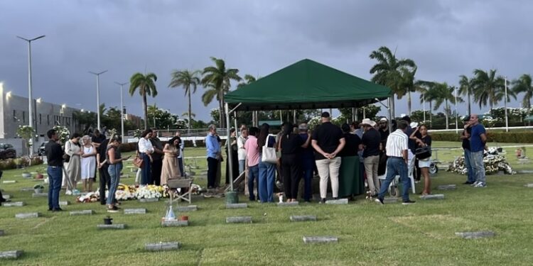 Corpo do cantor e compositor Antônio Barros é sepultado em João Pessoa