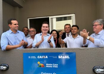 Governador destaca acolhimento às famílias ao entregar 247 novas moradias ao lado do Ministro das Cidades na PB