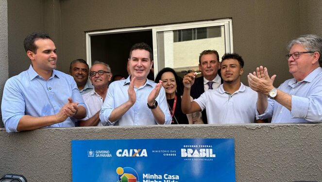 Governador destaca acolhimento às famílias ao entregar 247 novas moradias ao lado do Ministro das Cidades na PB