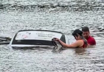 Carro com sete pessoas a bordo, cai e afunda em açude em Santa Rita