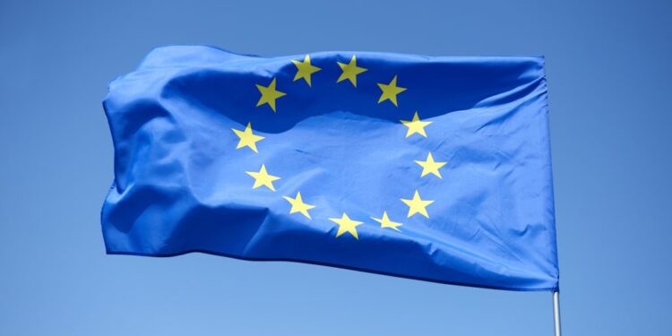 União Europeia aprova taxas de 25% a produtos importados dos Estados Unidos