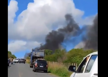 Caminhão-tanque tomba e pega fogo entre as cidade de Solânea e Cacimba de Dentro