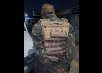 PM prende homem com vestimentas militares por tráfico de drogas, em JP