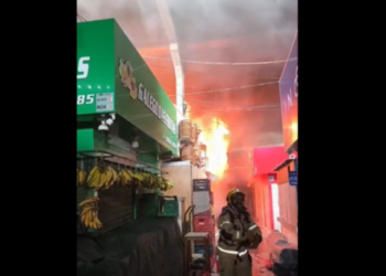 Incêndio de grande proporção atinge Mercado Público de Mangabeira, na capital