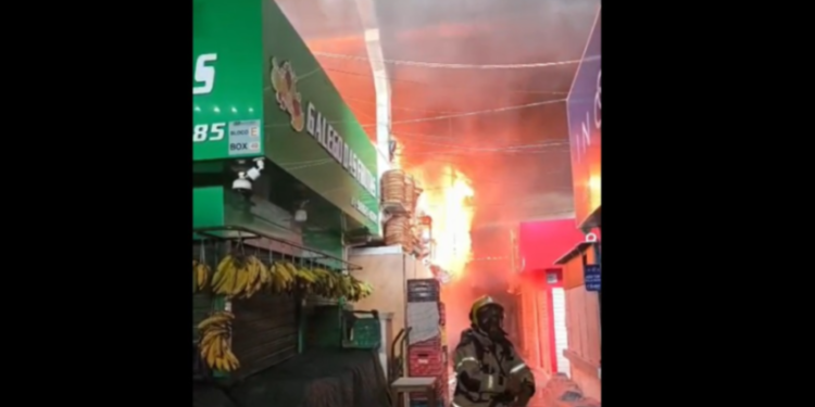 Incêndio de grande proporção atinge Mercado Público de Mangabeira, na capital