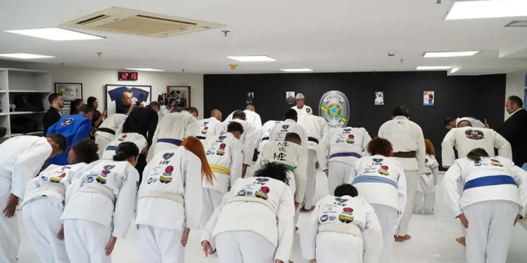 STF: Ministro Luiz Fux dá aula de jiu-jitsu para projeto social do Rio de Janeiro