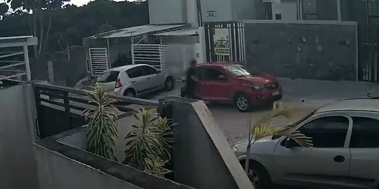 Desentendimento entre vizinhos por vaga de garagem termina com homem baleado em JP